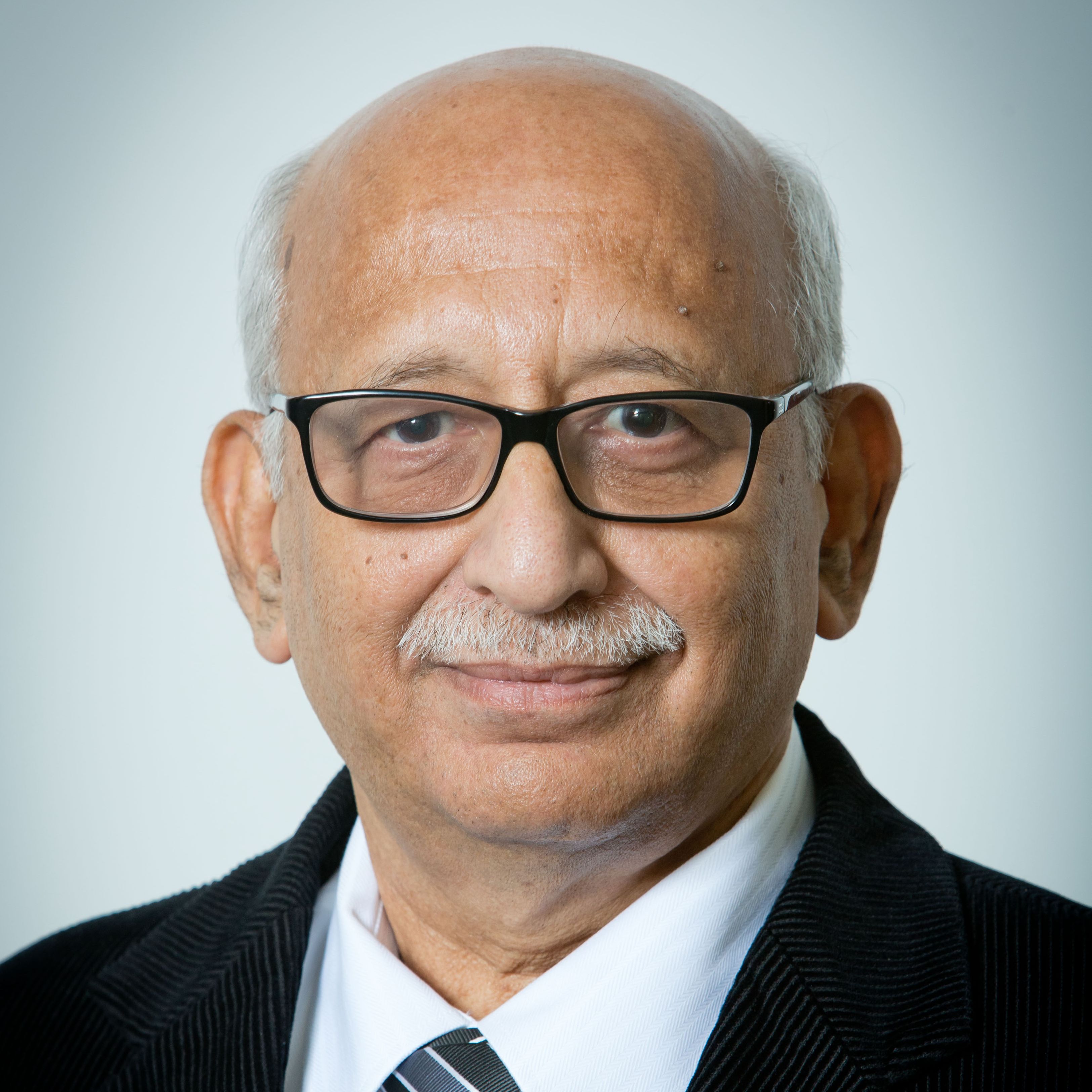 Picture of insurer CEO / MANAGER